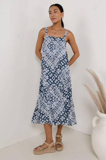 Sleeveless midi dress in blue 