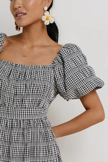 Square neck dress in black 