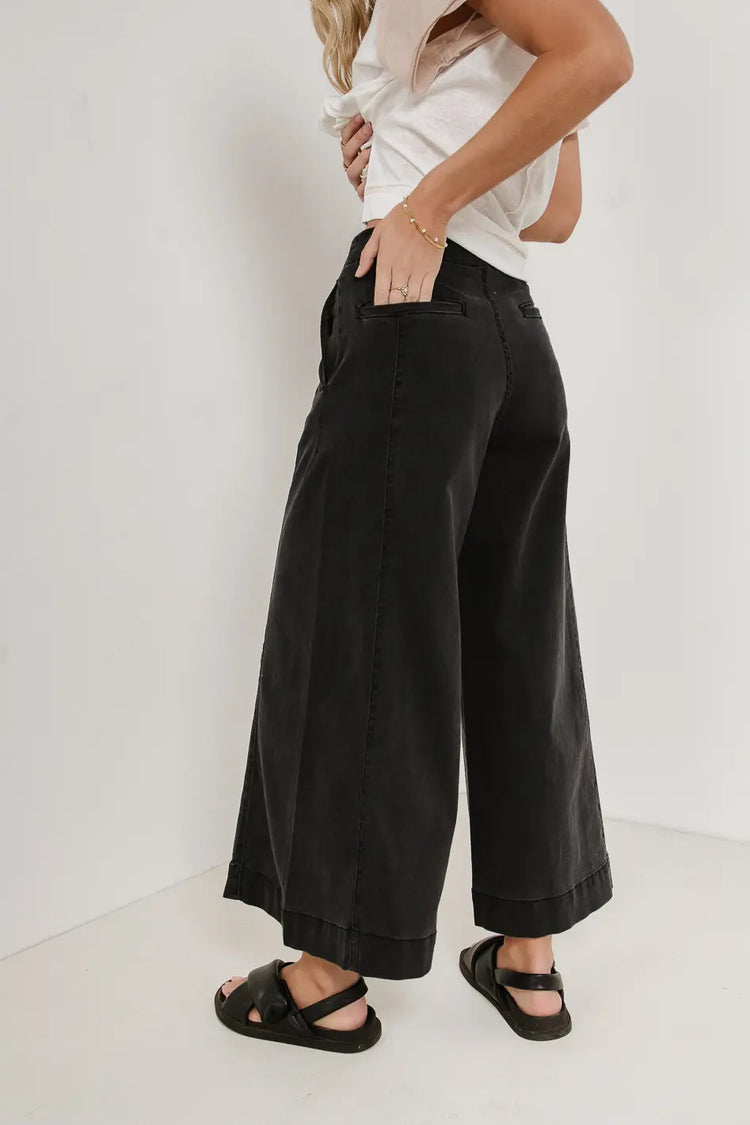 Two back pockets pants in black 