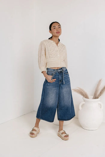 Cropped sweater in cream 