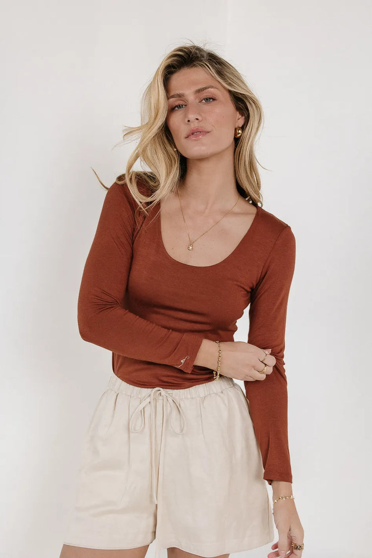 Top in rust paired with a cream short 