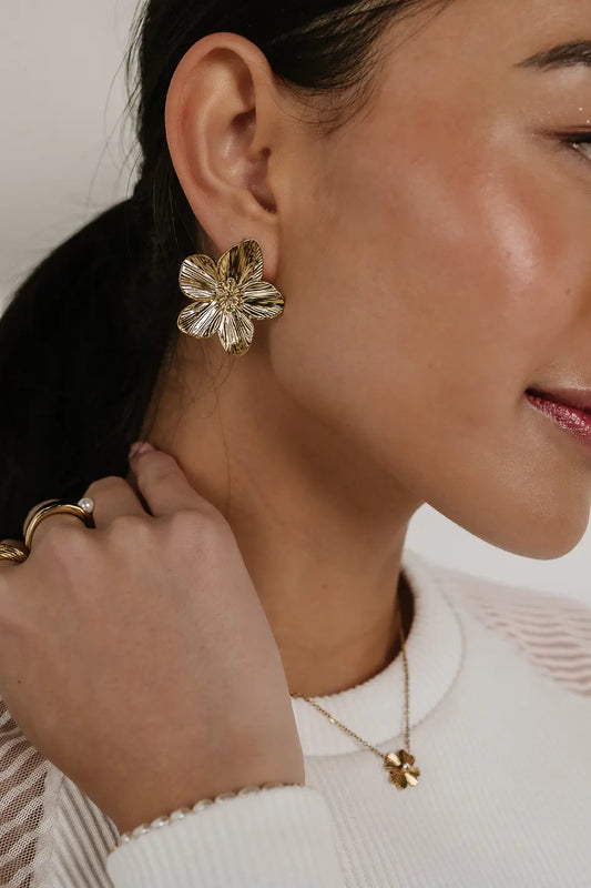Gold flower earring 
