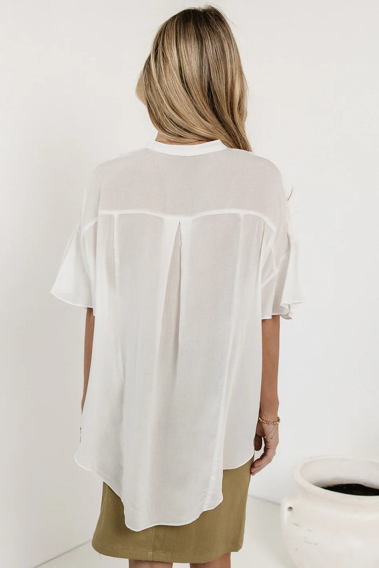 Plain color top in white 