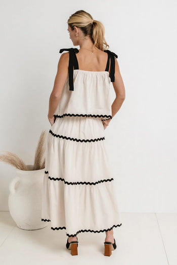 Wavy design tiered skirt in cream 