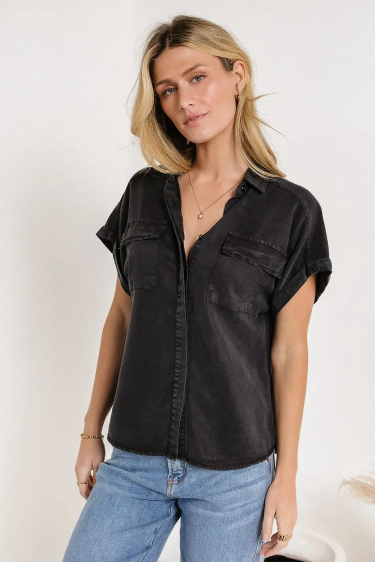 Two front pockets button up in black 
