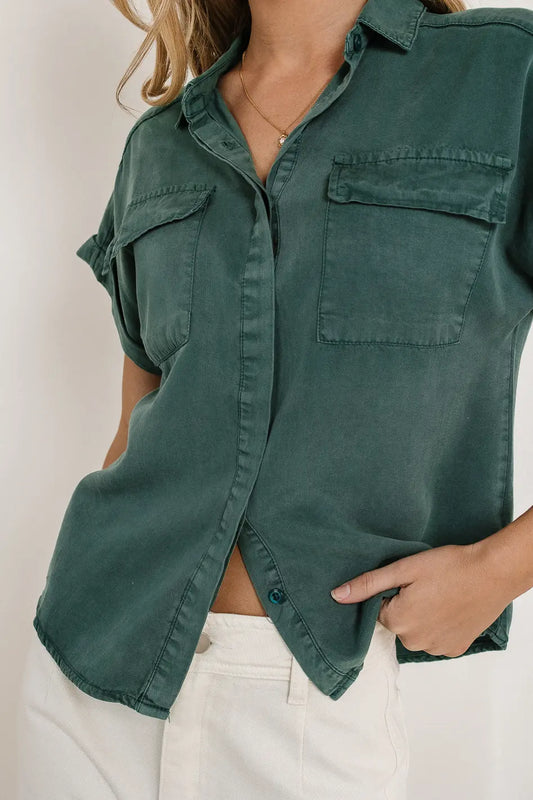 Two front pockets button up in green 