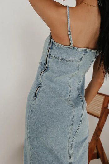 Side zippers dress in light wash 