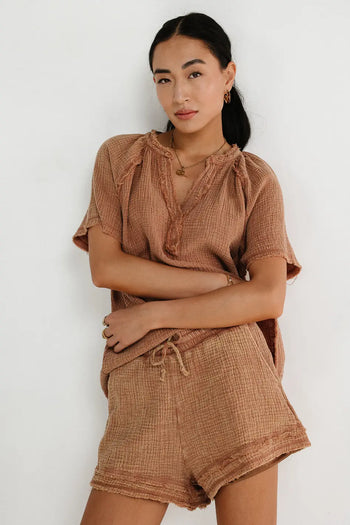 Woven short in mocha 