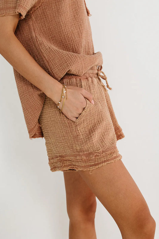 Two hand pockets short in mocha 