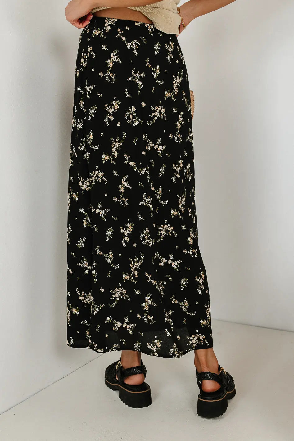 Woven skirt in black 