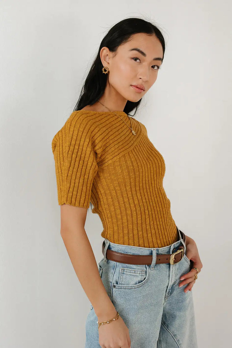 RIBBED DETAIL ON SHORT SLEEVE SWEATER