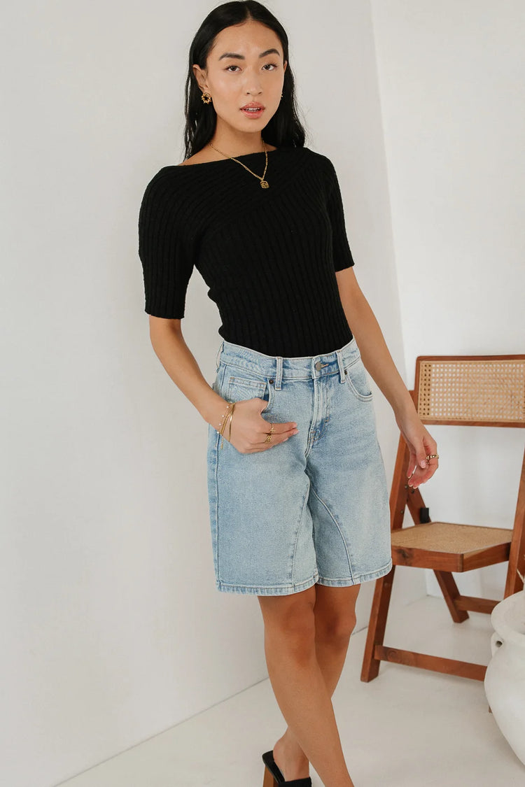 RIBBED DETAIL ON BLACK TOP 