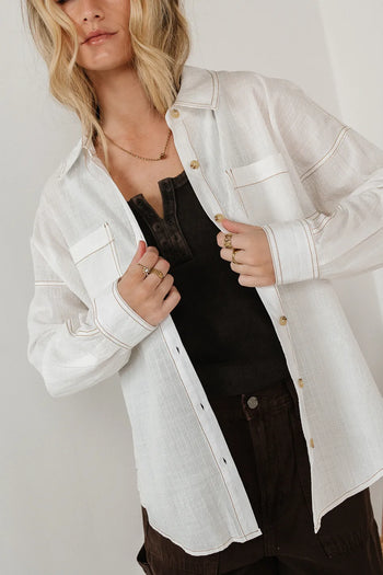 Two front pockets button up in white 