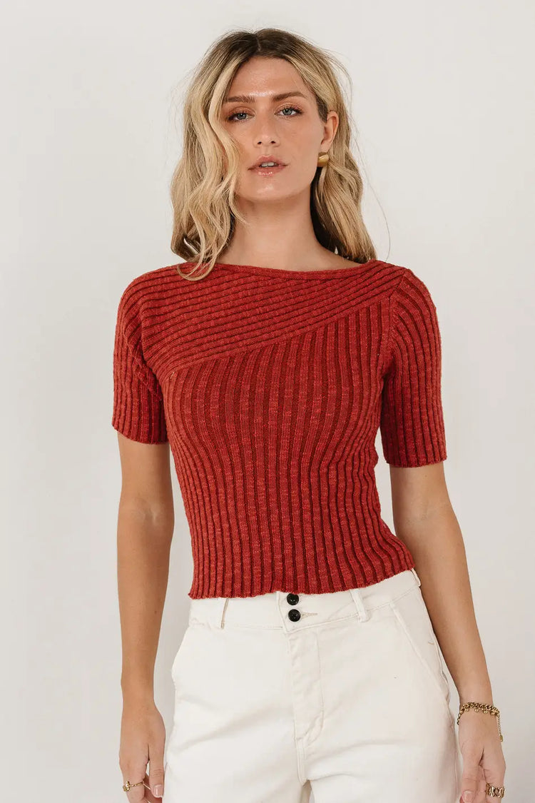 RIBBED SWEATER TOP IN BRICK 