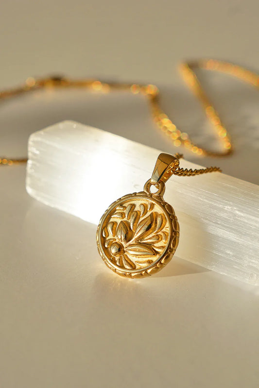 Gold circle pendant necklace 