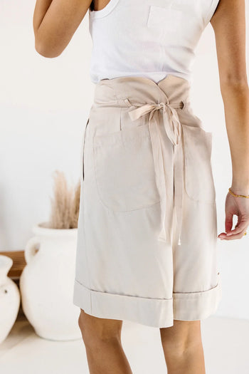 Adjustable back tie short in khaki 