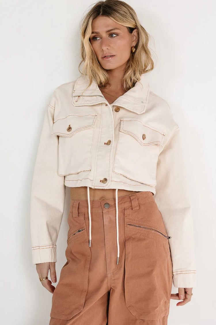 Two big front pockets cropped jacket in cream 