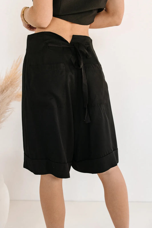 Adjustable back waist shorts in black 