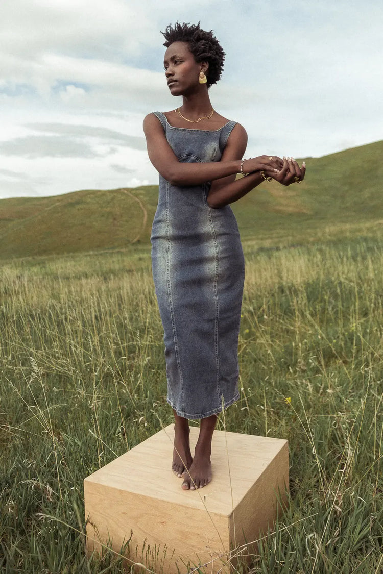 Sleeveless dress in dark denim 