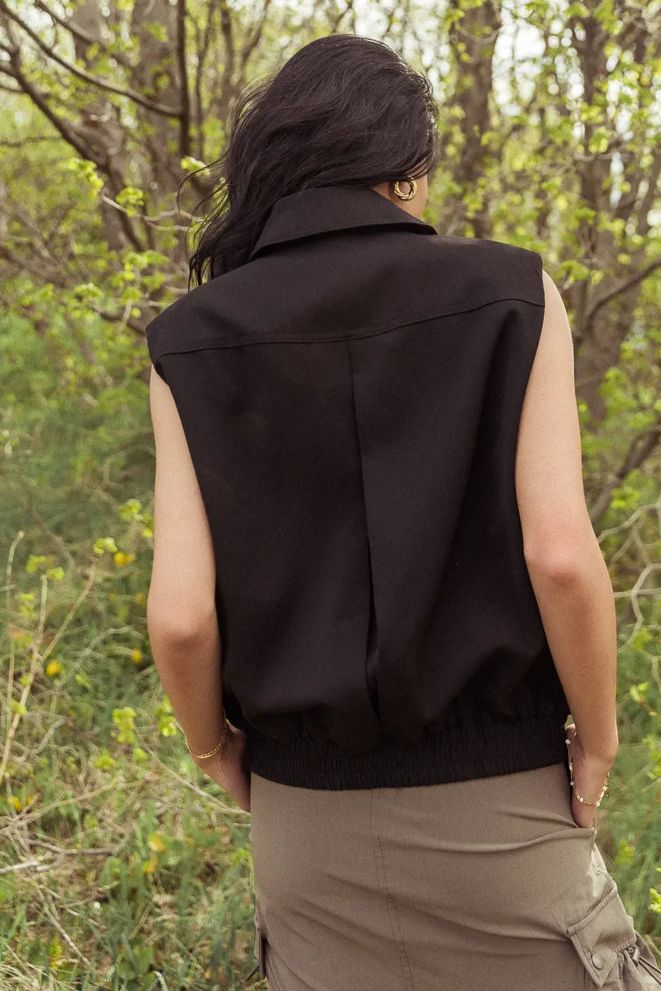Elastic hem vest in black 