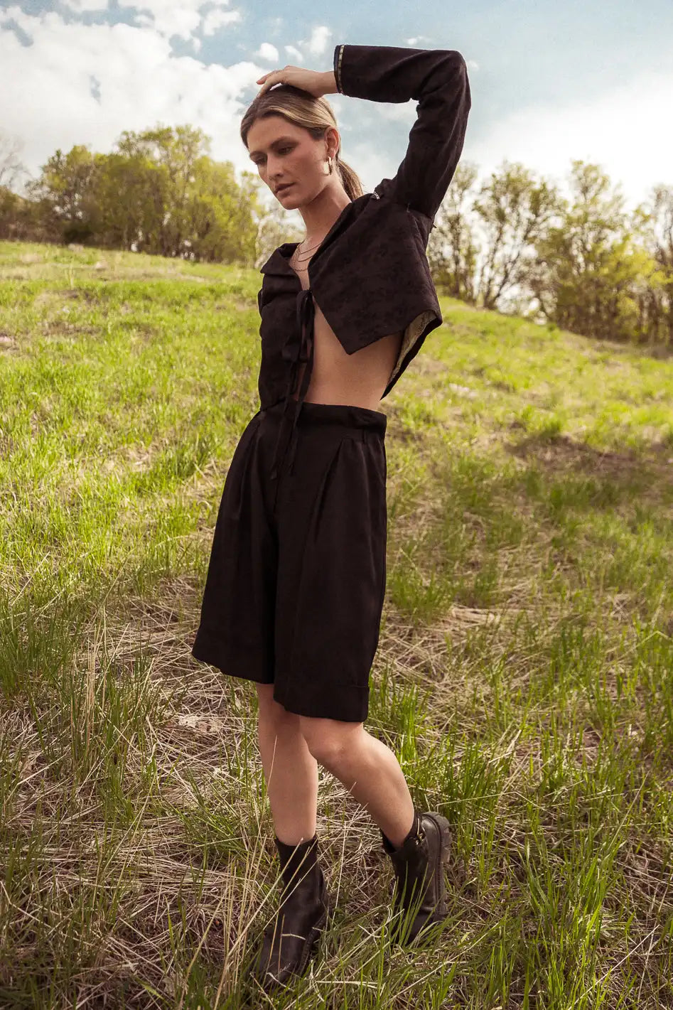 Woven bermuda style short in black 