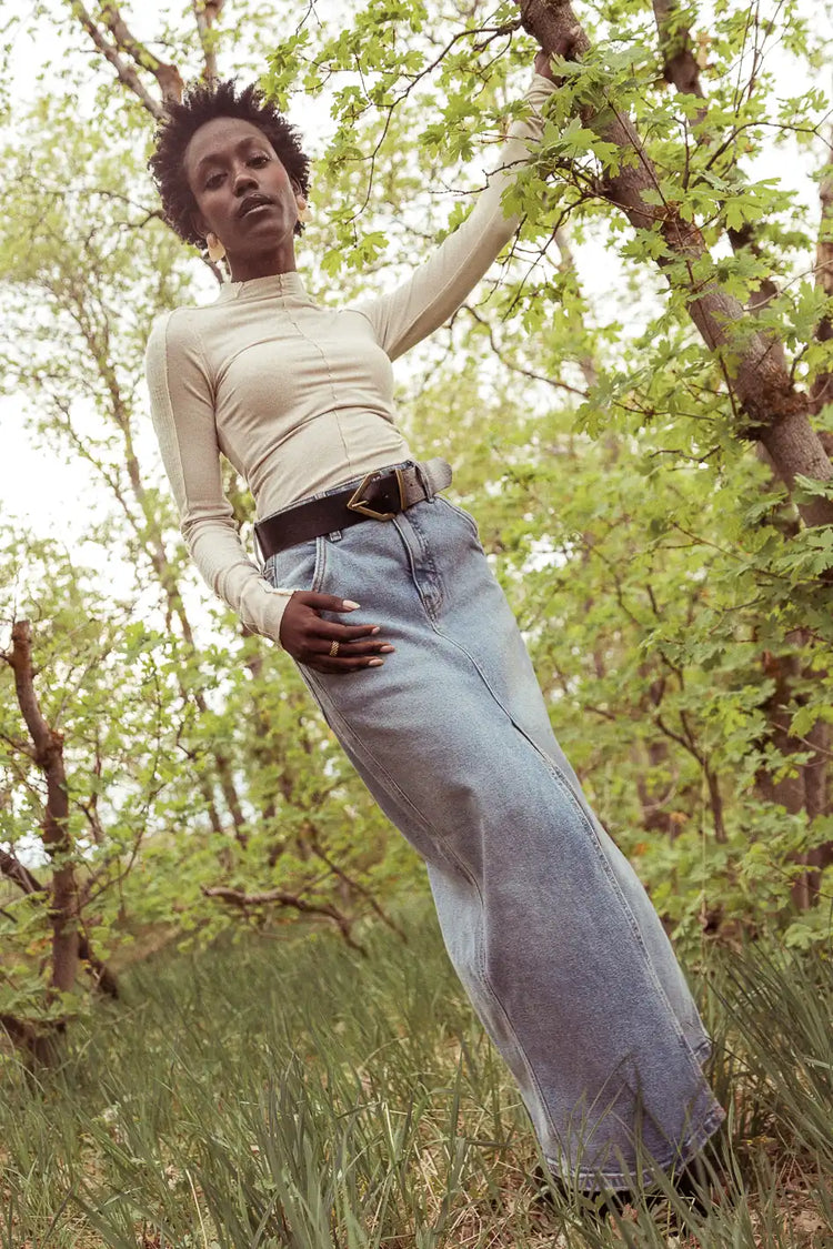 Two hand pockets denim skirt in medium wash 