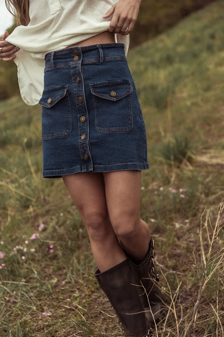 Two pockets denim skirt in dark wash 