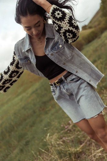 Two front side pockets denim jacket  in light wash 