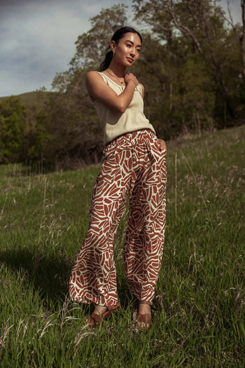 Elastic waist pants in brown 