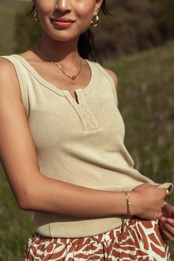 Round neck tank top in beige 
