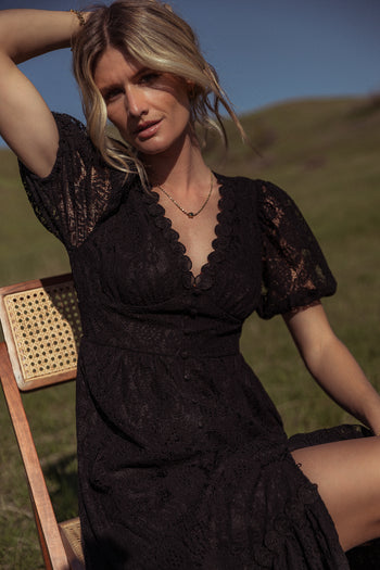 V-Neck lace dress in black