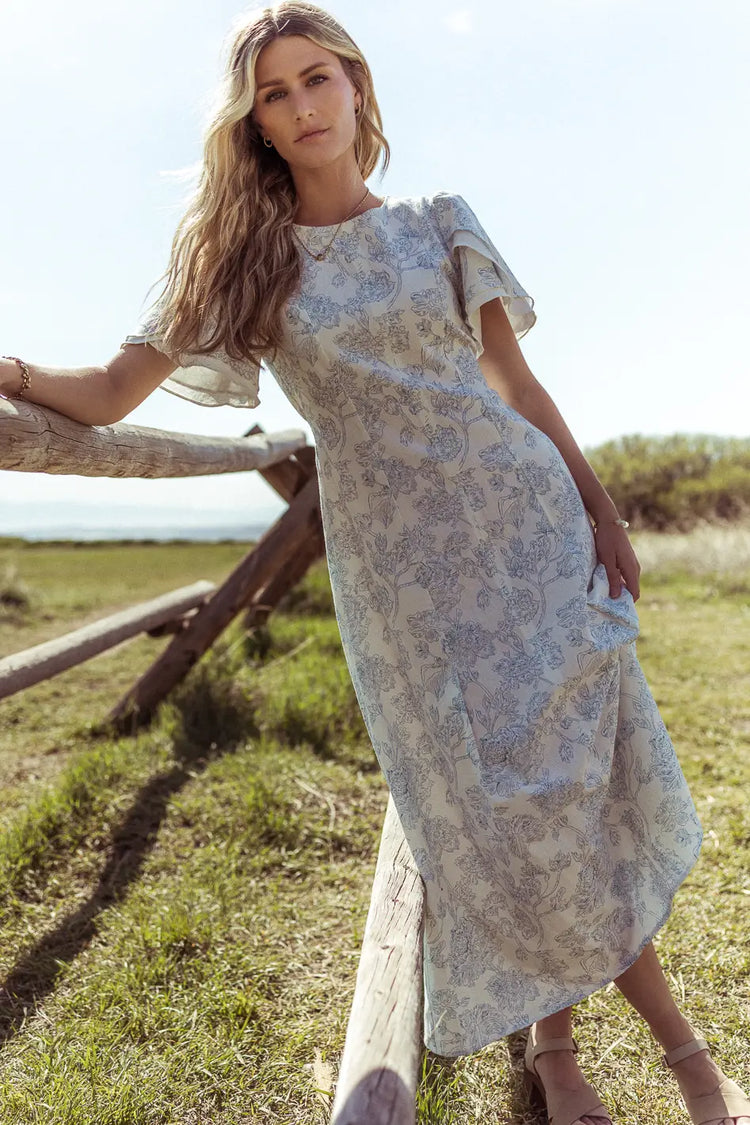 Round neck dress in white 