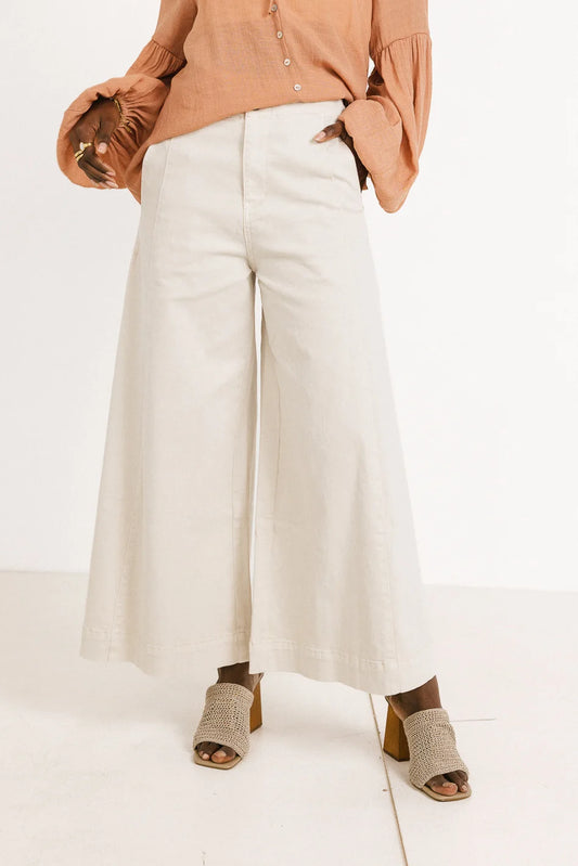 Two hand pockets wide legs in cream 
