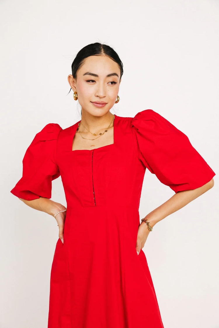 Square neck dress in red 