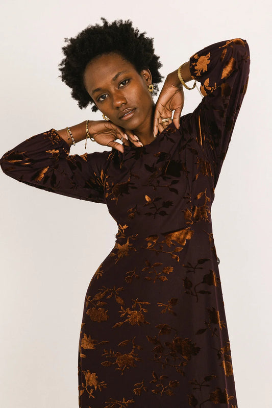 Round neck velvet dress in brown 