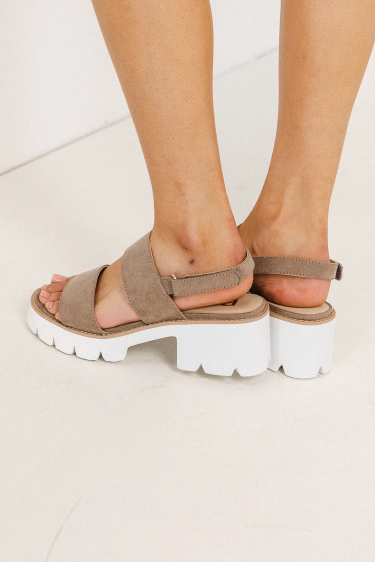 Adjustable straps sandals in taupe 