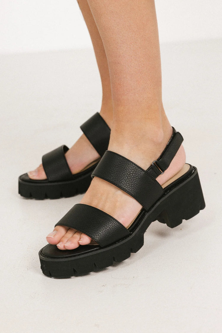 Adjustable straps sandals in black 