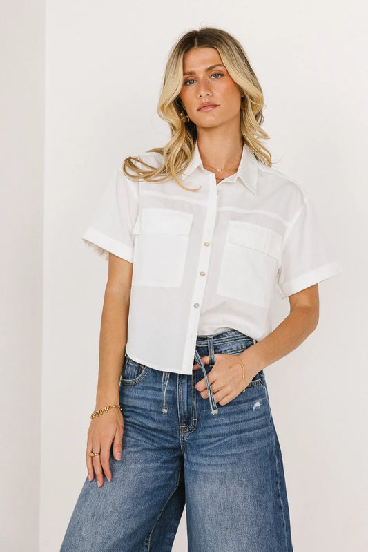 Two front pockets button up in white 