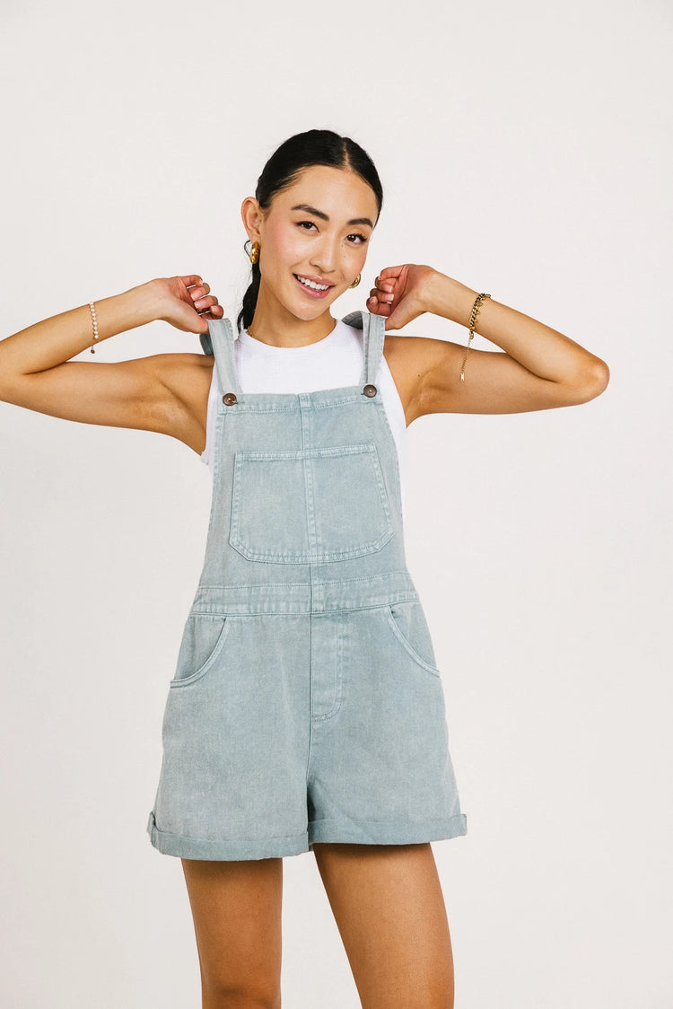 Two straps shoulder shortall in light wash 