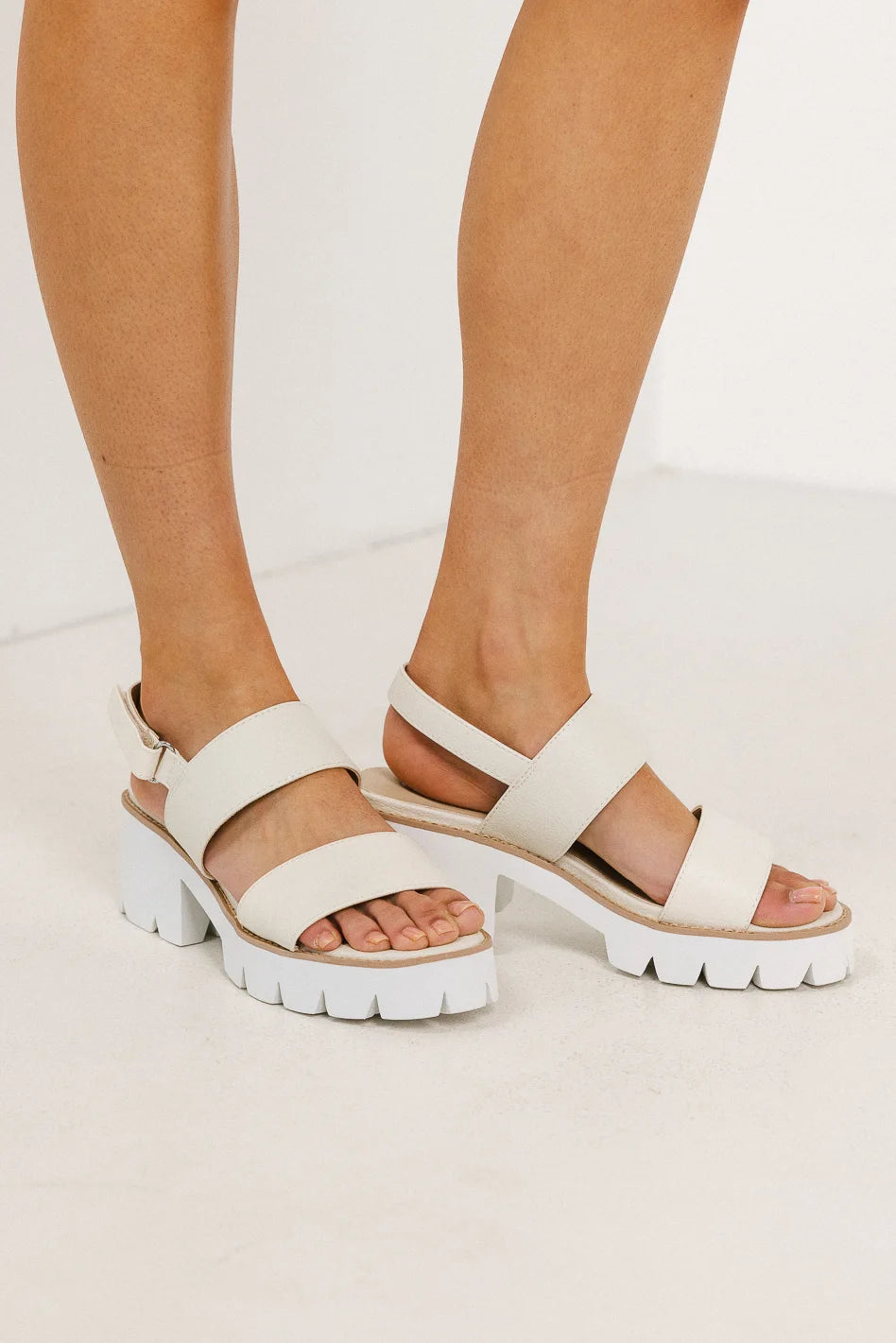 Adjustable straps sandals in white 