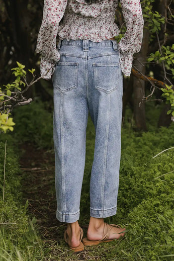 Two back pockets denim in light wash