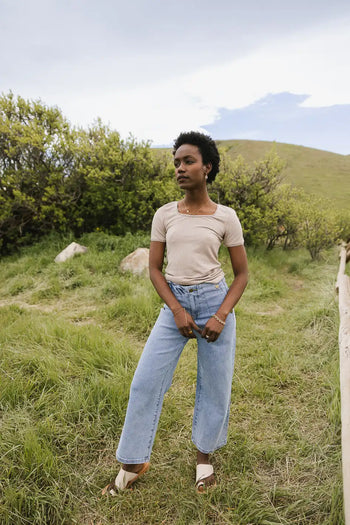 Round neck tee in taupe 