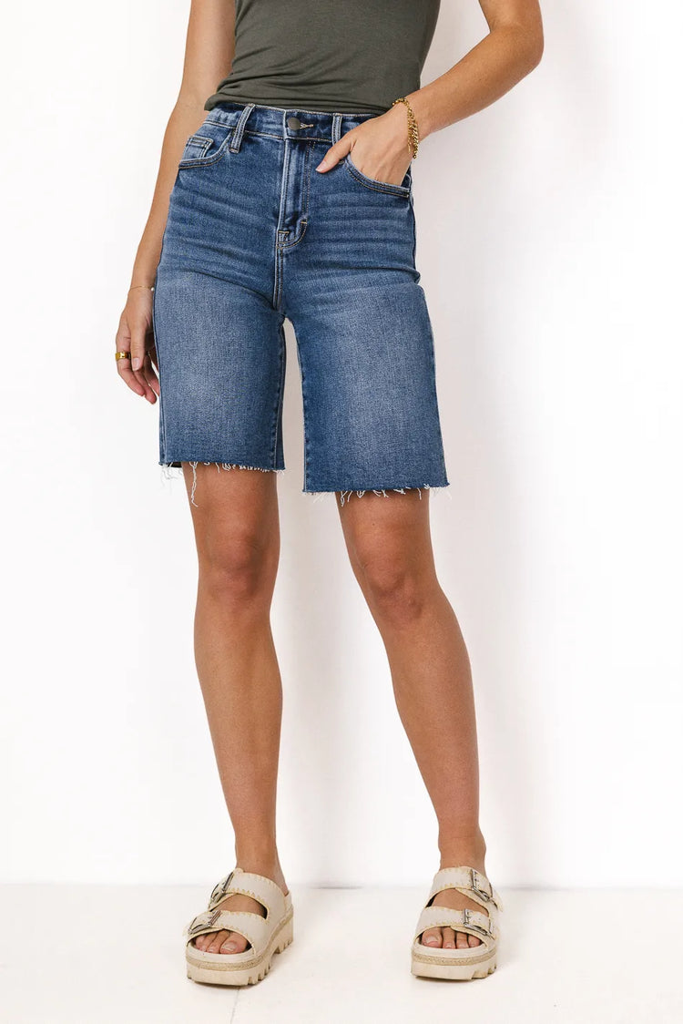 Two hand pockets denim shorts 