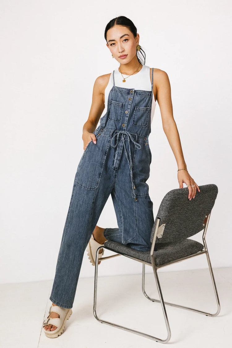 Two front pockets overalls in denim 