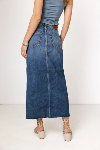 Two back pockets denim skirt in medium wash 