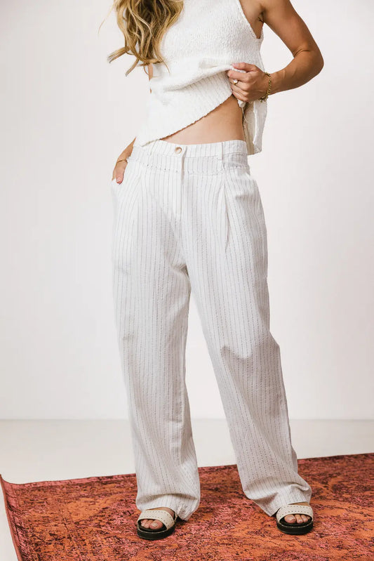 Two hand pockets wide leg pants in white 