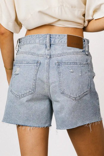 Two back pockets denim short in light wash 