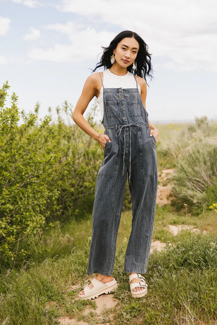 Two hand pockets dark wash overalls 