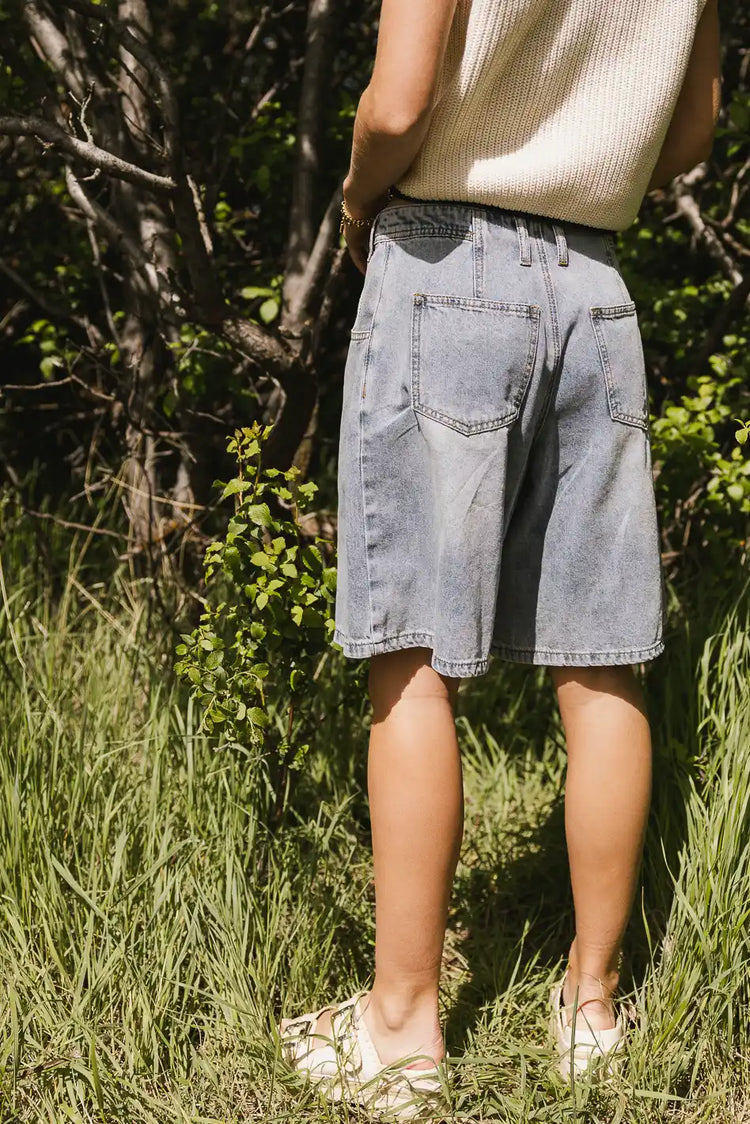 Two back pockets denim shorts 