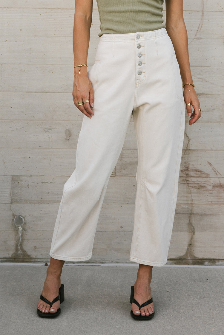 BUTTON FRONT BARREL JEANS IN CREAM